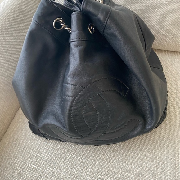 Authentic Chanel Black Leather Women's Bag - Picture 4 of 15